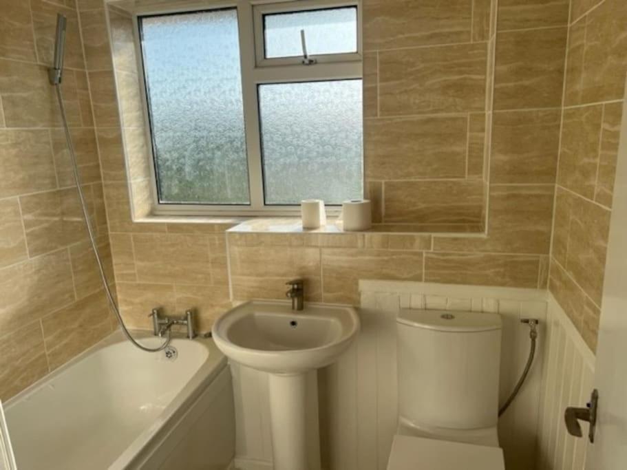 3 Bedroom Mid Terraced House Grays Экстерьер фото